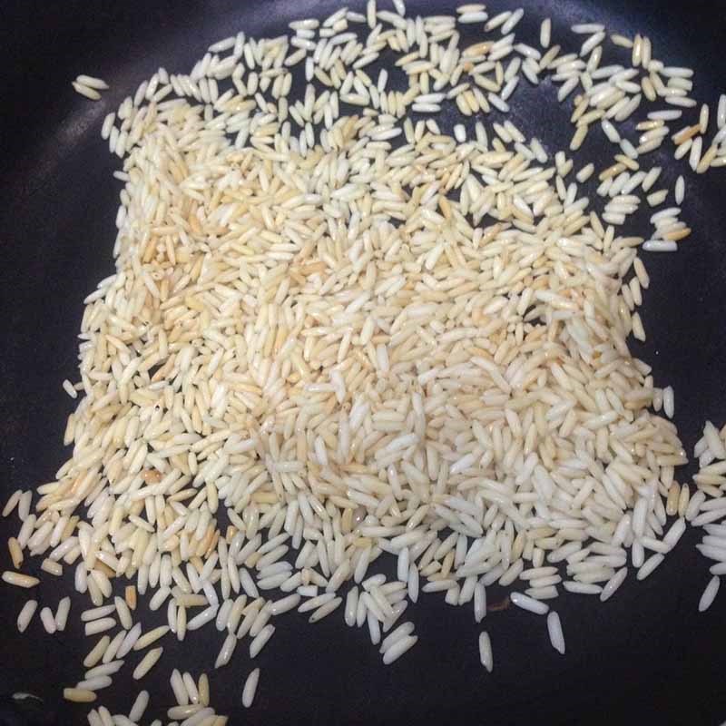 Bước 1 Sơ chế và rang gạo Trà gạo rang