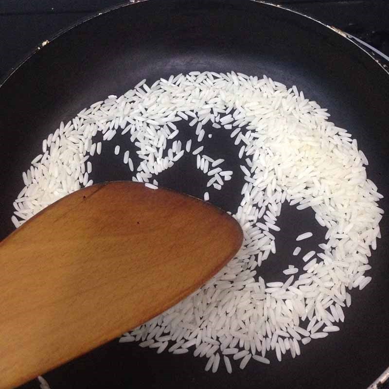 Bước 1 Sơ chế và rang gạo Trà gạo rang