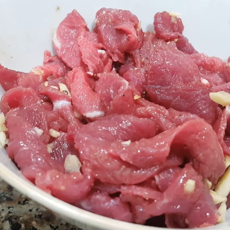 Bước 1 Sơ chế và ướp thịt bò Phở bò trộn chua ngọt