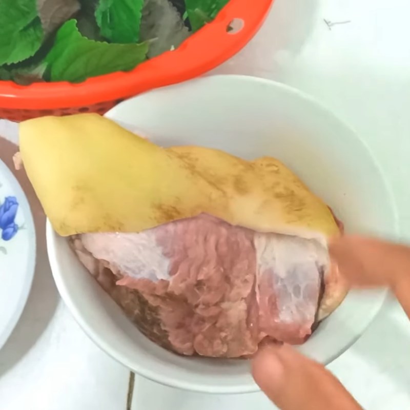 Bước 1 Sơ chế và ướp thịt nai Thịt nai hấp lá tí tô