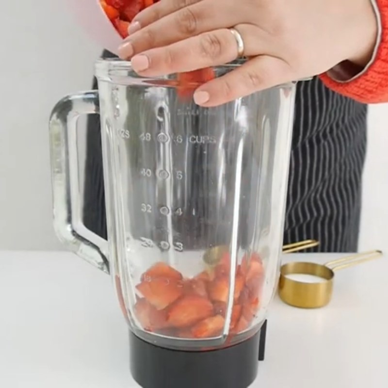 Bước 1 Sơ chế và xay nhuyễn dâu Kem que dâu tây sữa
