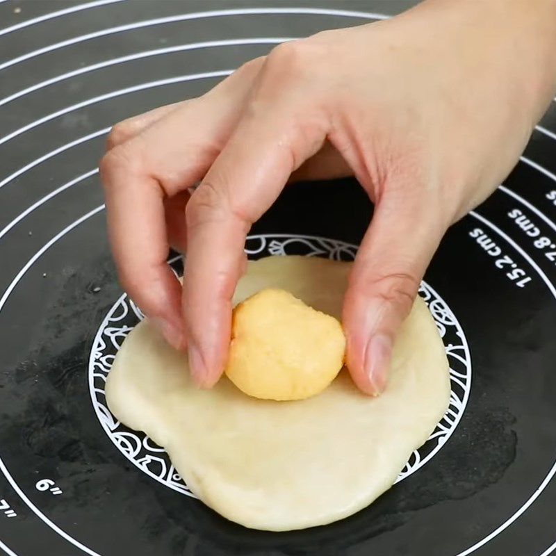 Bước 4 Tạo hình bánh Bánh trứng muối ngàn lớp tan chảy