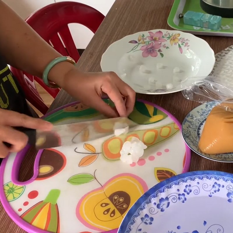 Bước 1 Tạo hình trân châu Trân châu đường thốt nốt bằng bánh tráng