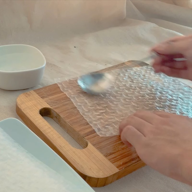 Bước 1 Tạo hình trân châu Trân châu đường đen bằng bánh tráng