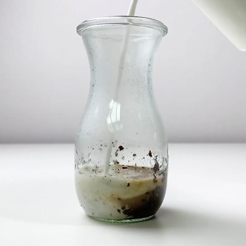 Bước 2 Thêm sữa vào trà ngâm Trà sữa ủ lạnh (cold brew)