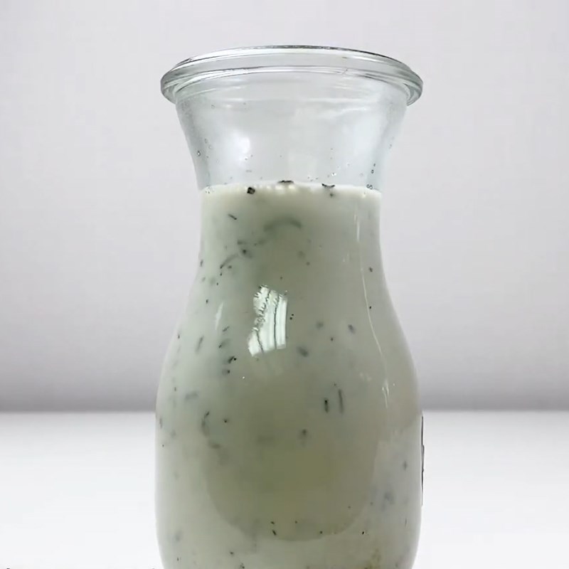 Bước 2 Thêm sữa vào trà ngâm Trà sữa ủ lạnh (cold brew)