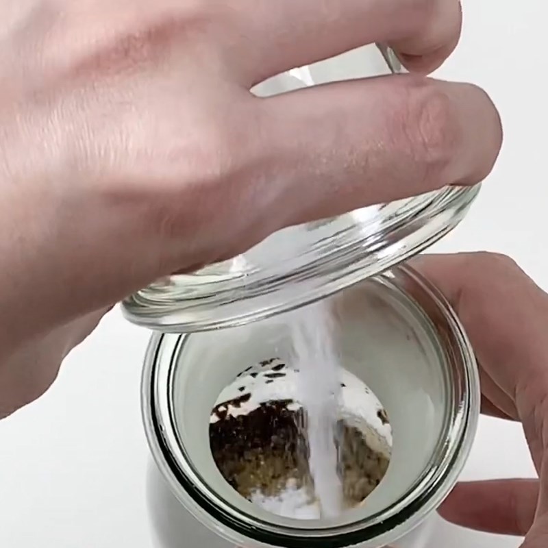 Bước 2 Thêm sữa vào trà ngâm Trà sữa ủ lạnh (cold brew)