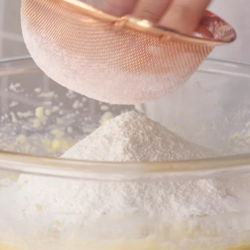Bước 4 Trộn bột bánh Bánh tart mận hạnh nhân