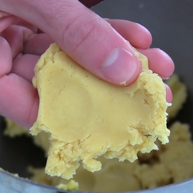 Bước 2 Trộn bột và tạo hình đế bánh Bánh tart mận
