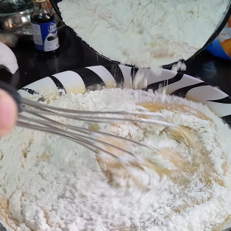 Bước 2 Trộn bột với hỗn hợp chuối Bánh bông lan chuối bằng nồi cơm điện
