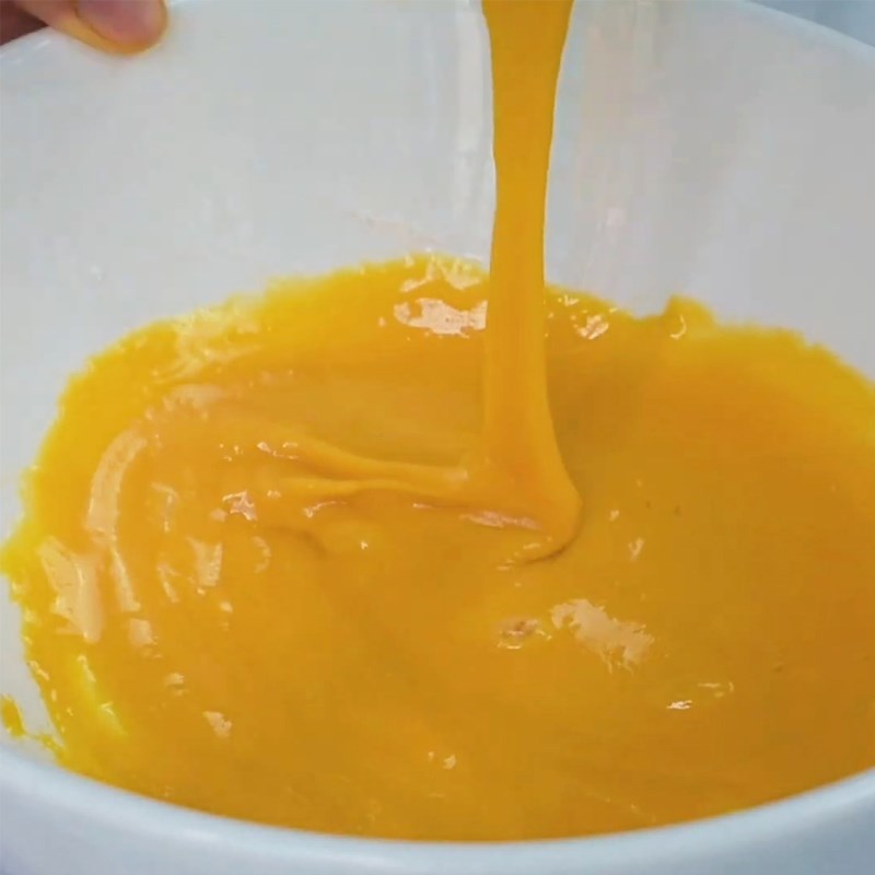 Bước 2 Trộn bột với trứng Bánh souffle pancake không cần bột nở