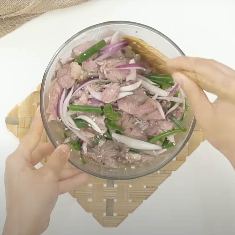 3 cách đơn giản làm salad thịt bò kiểu Thái thơm ngon cho cả nhà