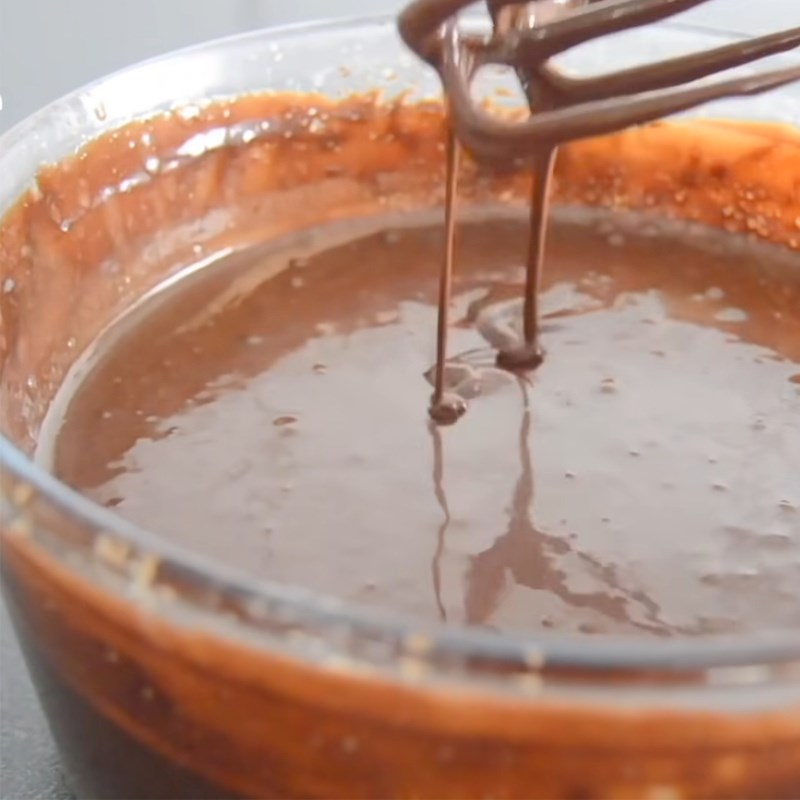Bước 2 Trộn hỗn hợp bột ướt Bánh kem socola trái cây