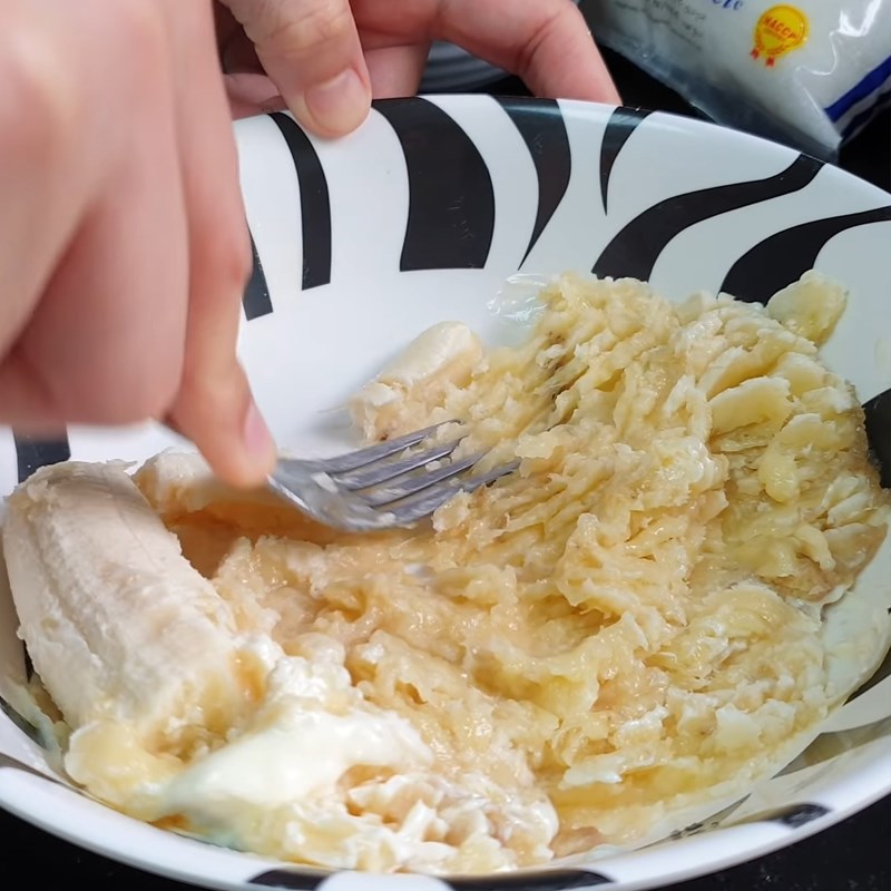 Bước 1 Trộn hỗn hợp chuối với bơ trứng Bánh bông lan chuối bằng nồi cơm điện