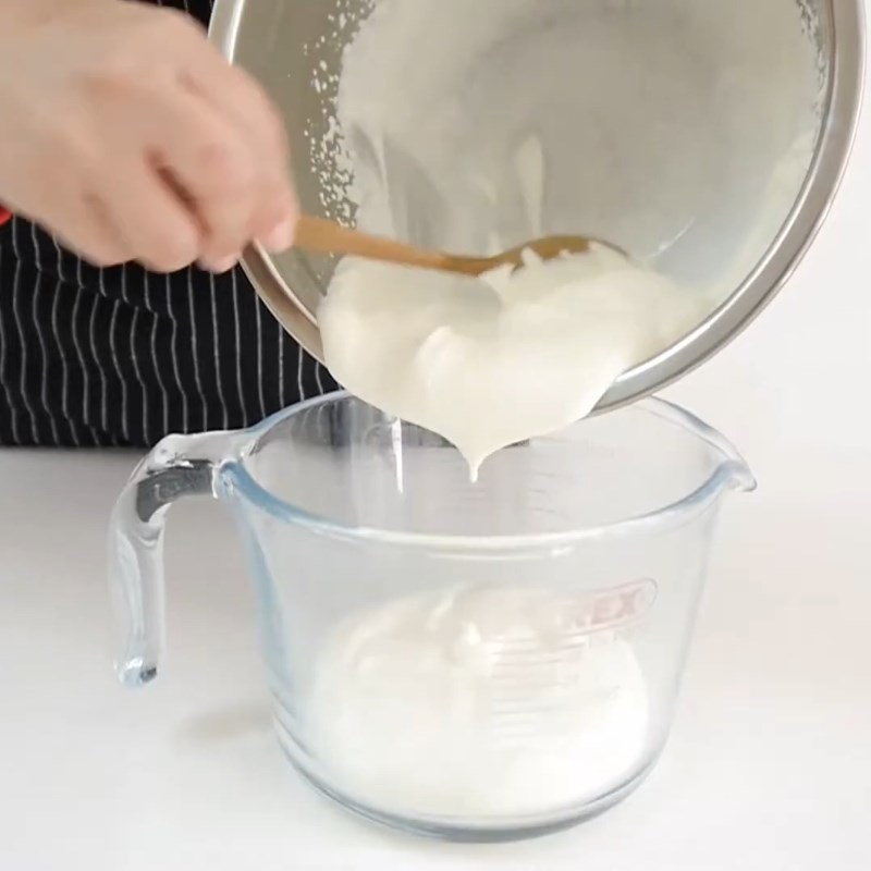 Bước 3 Trộn hỗn hợp dâu tây kem sữa Kem que dâu tây sữa