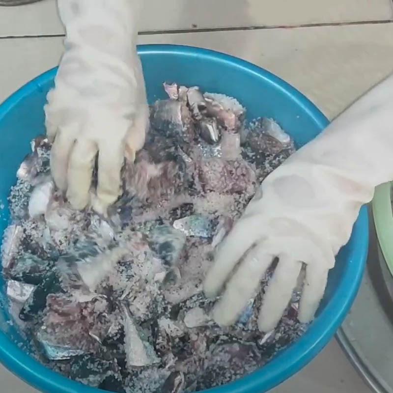 Bước 3 Trộn muối cá Mắm cá nục