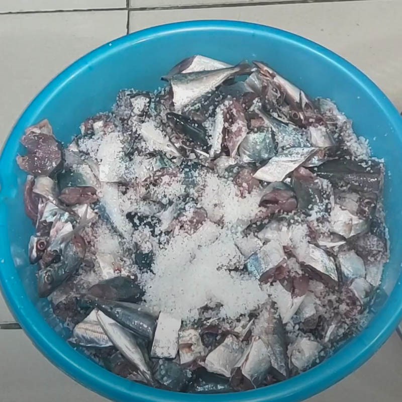 Bước 3 Trộn muối cá Mắm cá nục
