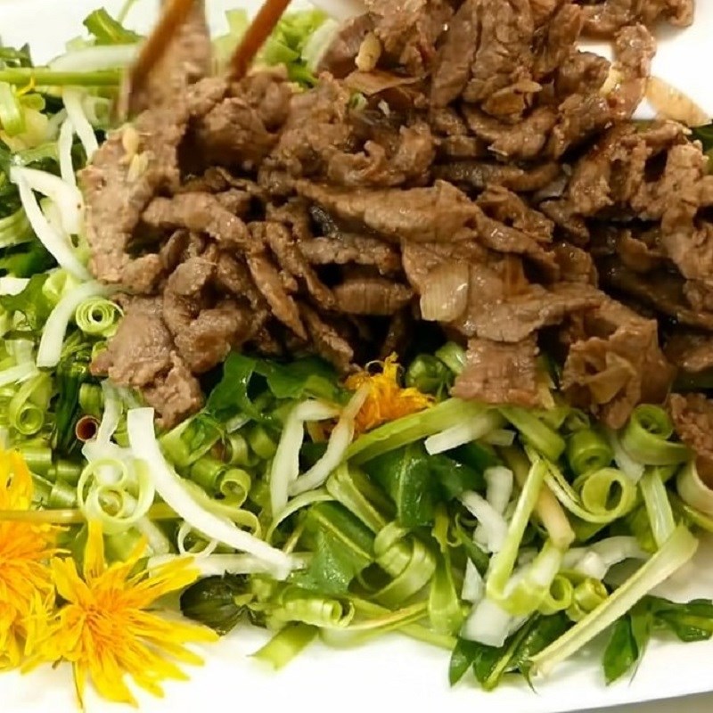 Bước 5 Trộn salad Salad bồ công anh thịt bò