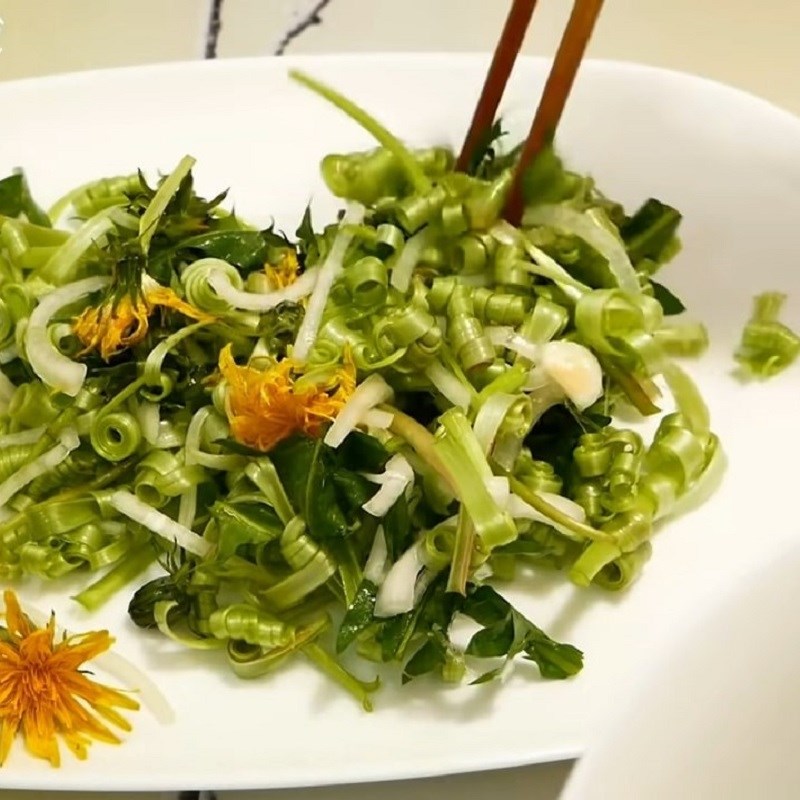 Bước 5 Trộn salad Salad bồ công anh thịt bò