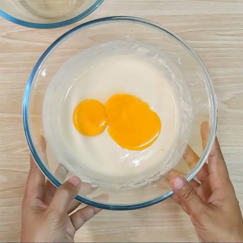 Bước 2 Trộn trứng Bánh pancake không cần bột nở