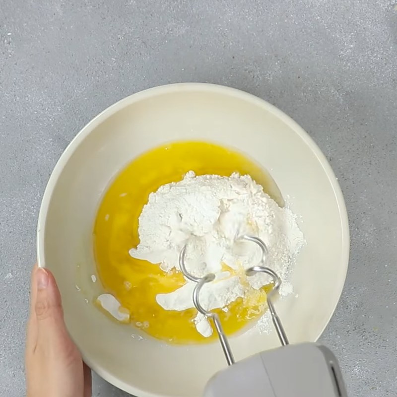 Bước 2 Trộn và nhào bột Bánh trứng muối ngàn lớp tan chảy