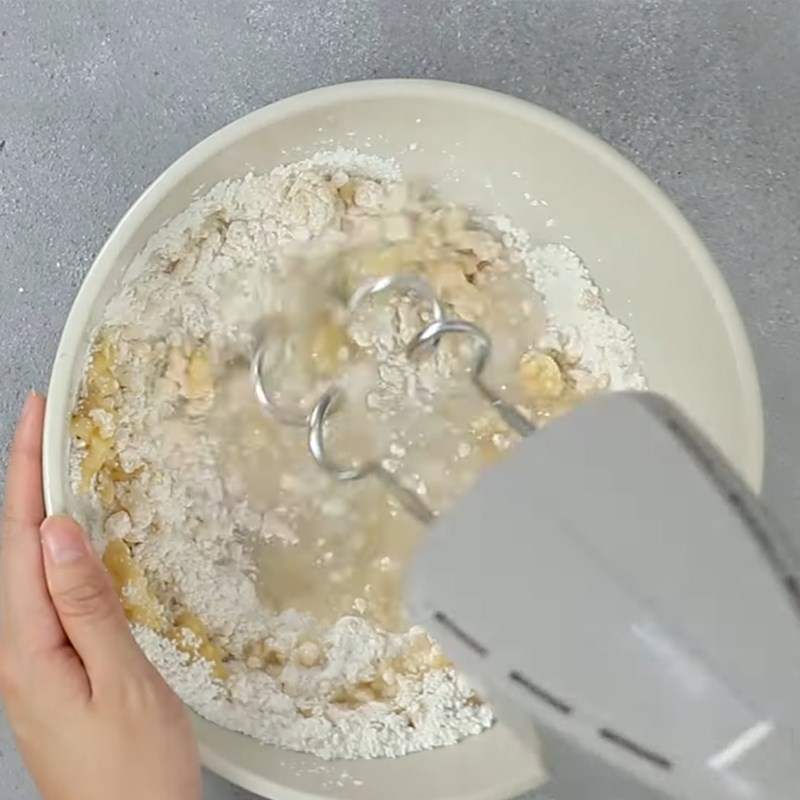 Bước 2 Trộn và nhào bột Bánh trứng muối ngàn lớp tan chảy