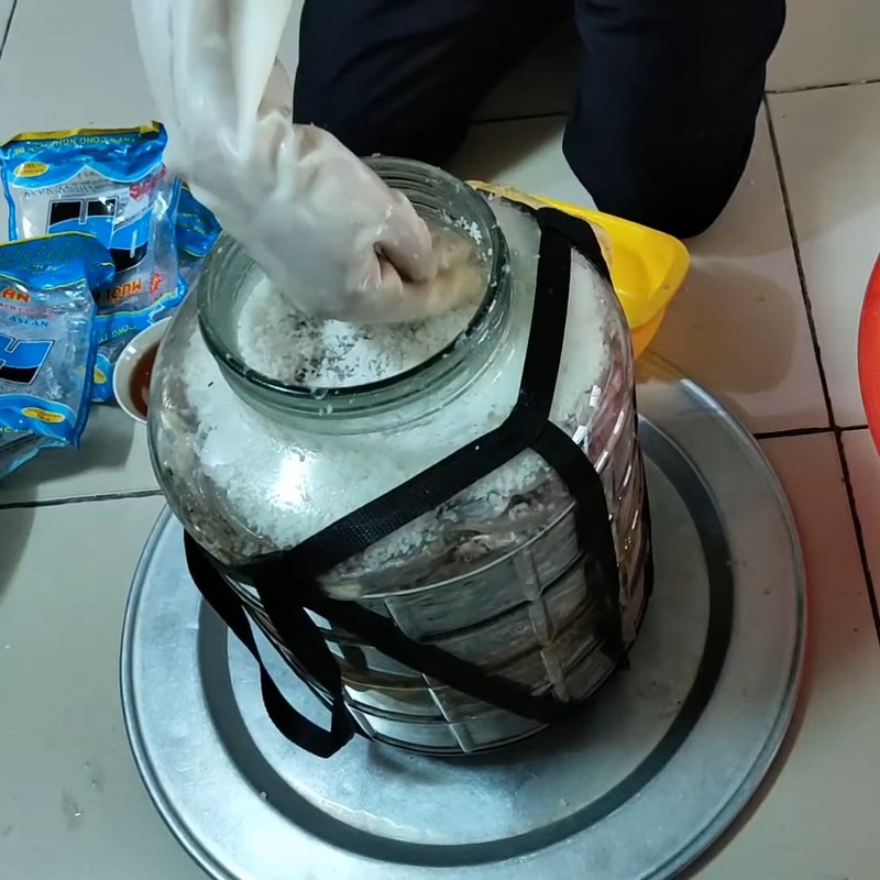 Bước 3 Ủ nước mắm cá cơm Nước mắm cá cơm