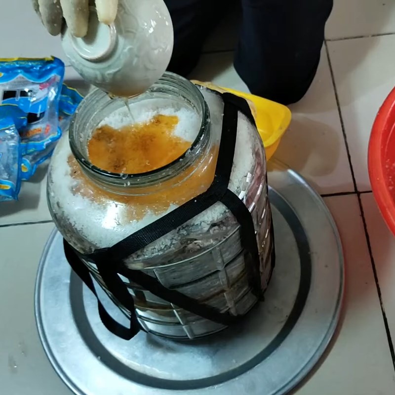 Bước 3 Ủ nước mắm cá cơm Nước mắm cá cơm