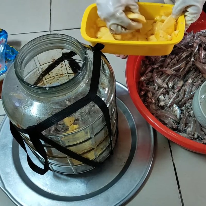 Bước 3 Ủ nước mắm cá cơm Nước mắm cá cơm
