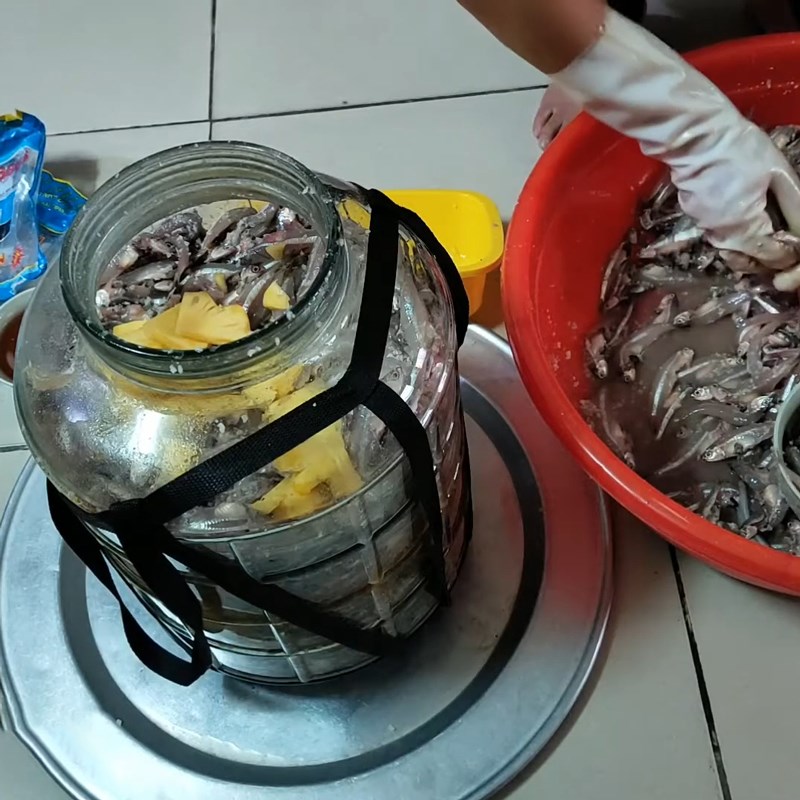 Bước 3 Ủ nước mắm cá cơm Nước mắm cá cơm