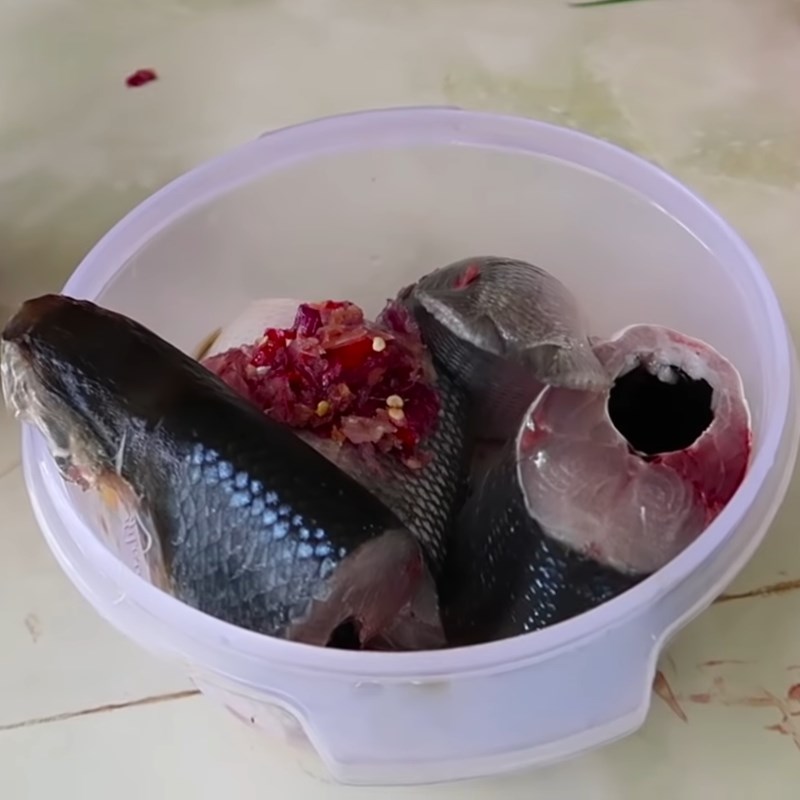 Bước 3 Ướp cá Cá chua nấu lá giang