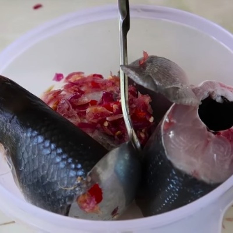 Bước 3 Ướp cá Cá chua nấu lá giang