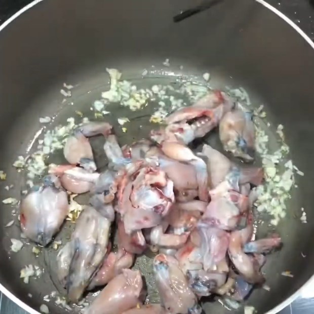 Bước 3 Xào ếch Bánh canh ếch