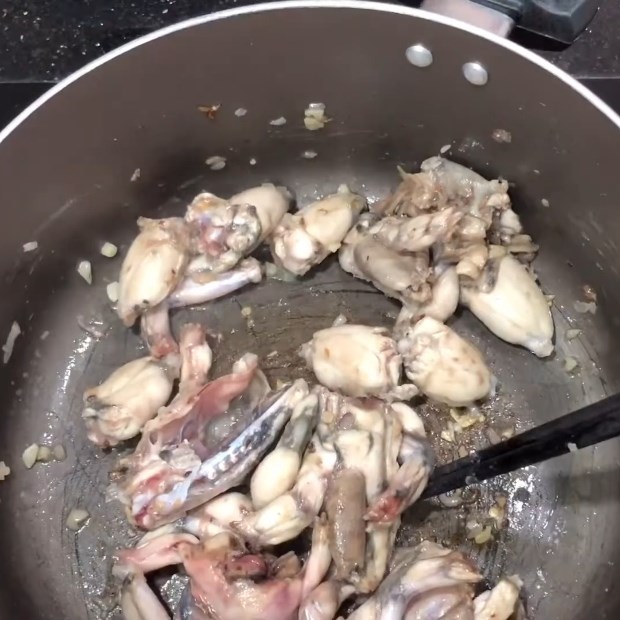 Bước 3 Xào ếch Bánh canh ếch