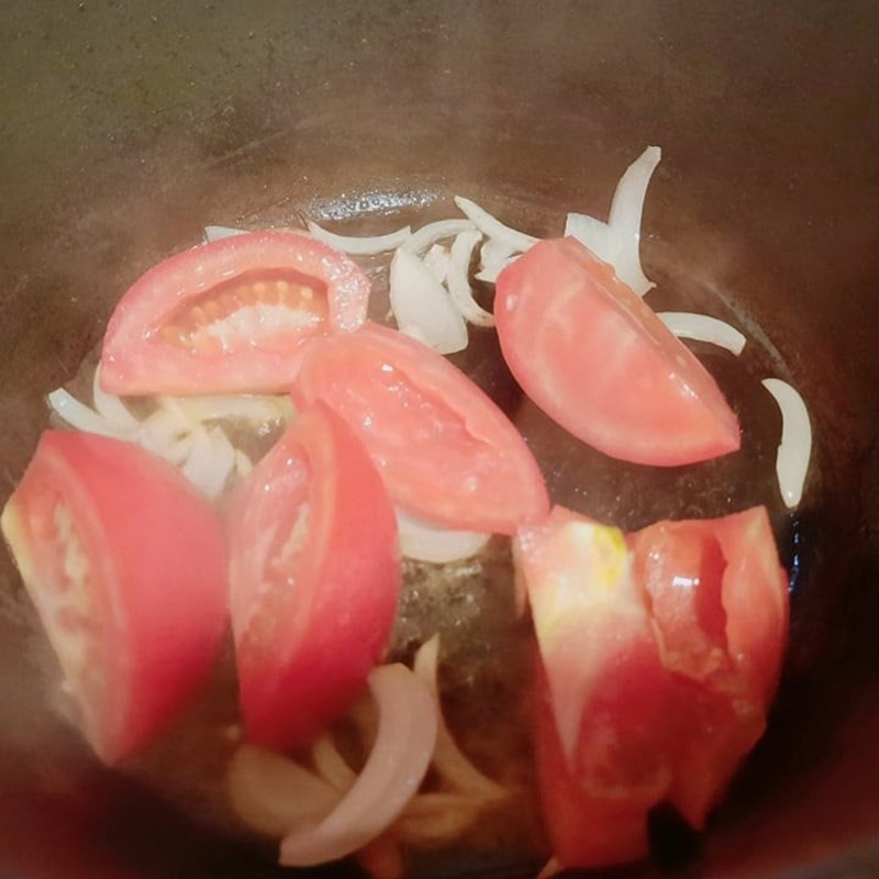 Bước 3 Xào hành tây và cà chua Đầu cá chép nấu canh chua