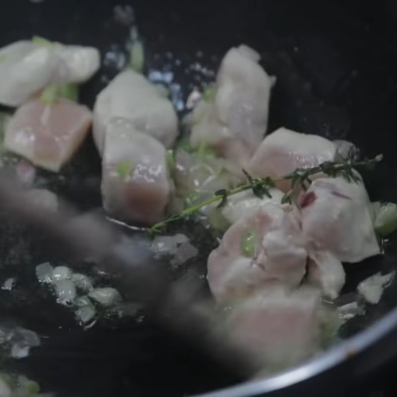 Bước 2 Xào sơ thịt gà Súp kem ức gà xào