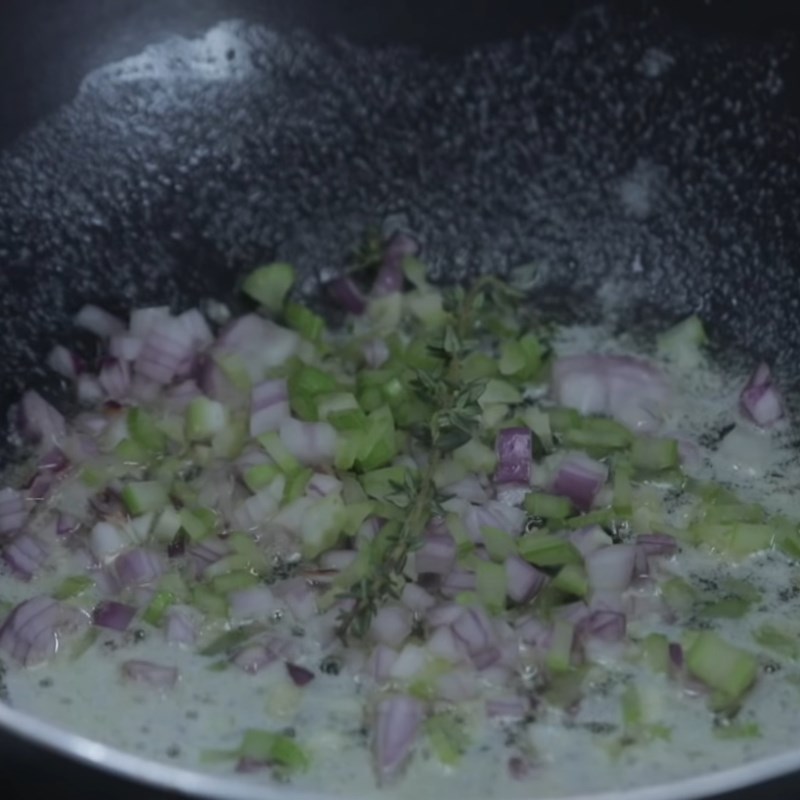 Bước 2 Xào sơ thịt gà Súp kem ức gà xào