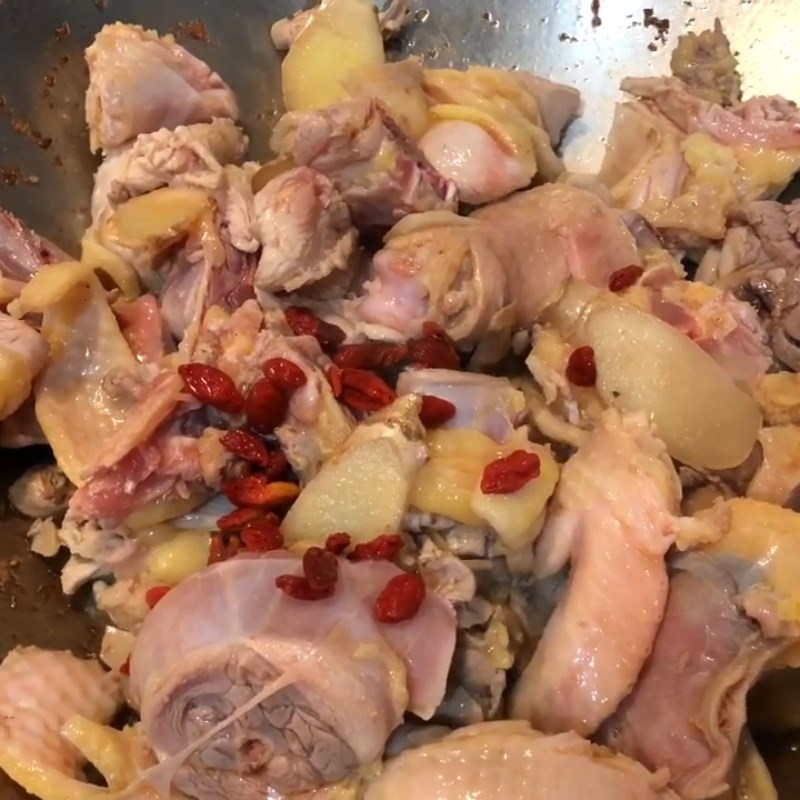 Bước 3 Xào thịt gà với nguyên liệu Canh gà kiểu Trung Quốc