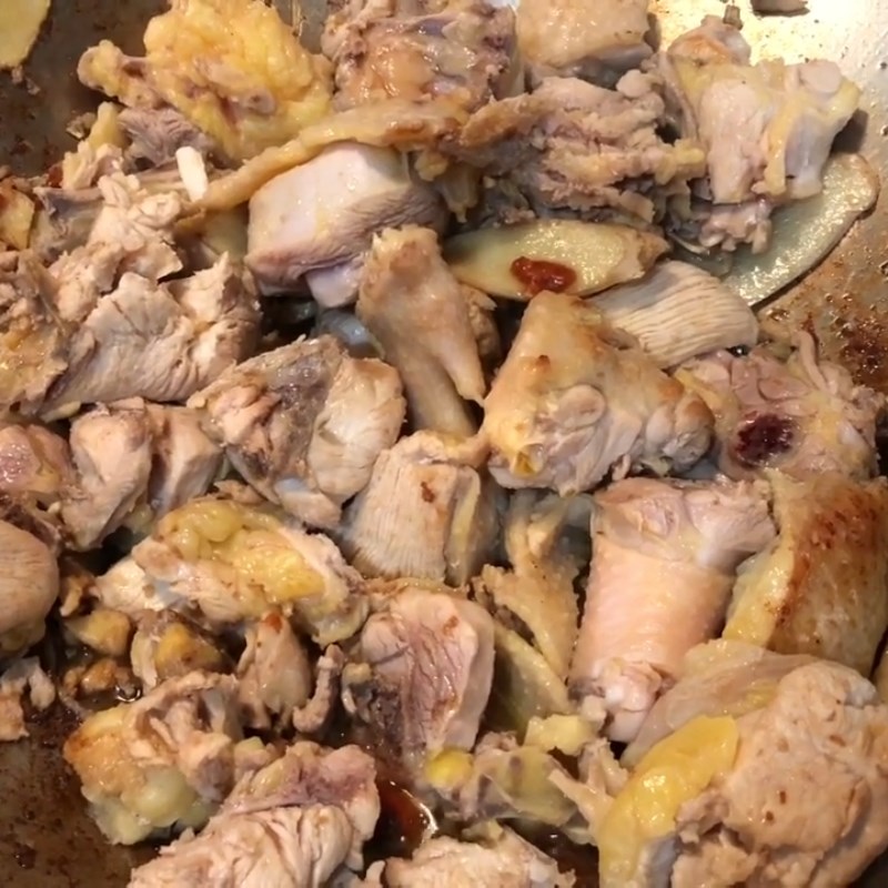 Bước 3 Xào thịt gà với nguyên liệu Canh gà kiểu Trung Quốc