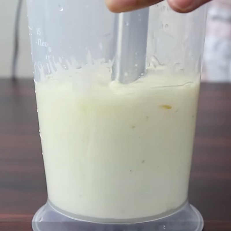 Bước 2 Xay hỗn hợp Sốt mayonnaise