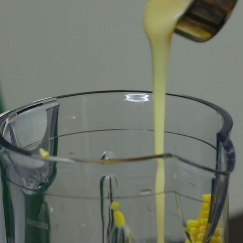 Bước 2 Xay sinh tố bắp với xoài Sinh tố bắp với xoài