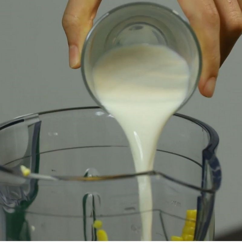 Bước 2 Xay sinh tố bắp với xoài Sinh tố bắp với xoài