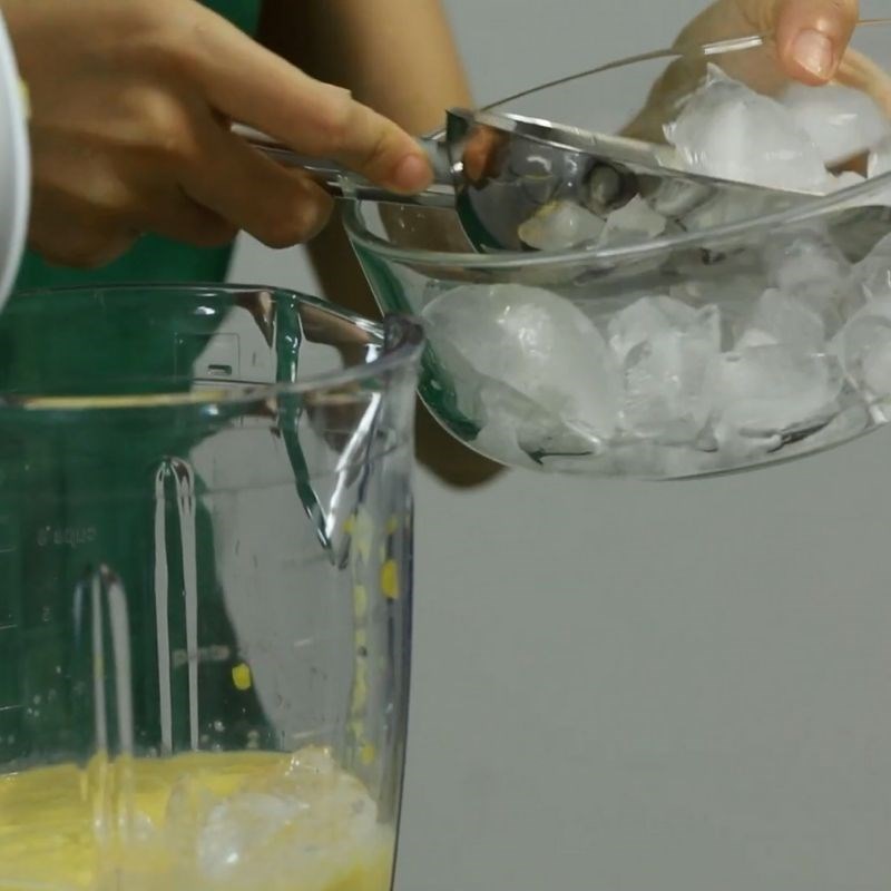 Bước 2 Xay sinh tố bắp với xoài Sinh tố bắp với xoài