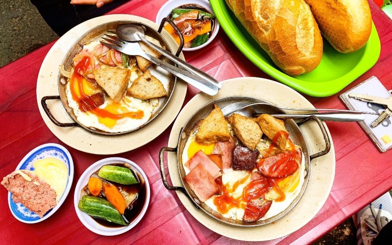 Món ăn tại Quán Bánh Mì Hoà Mã