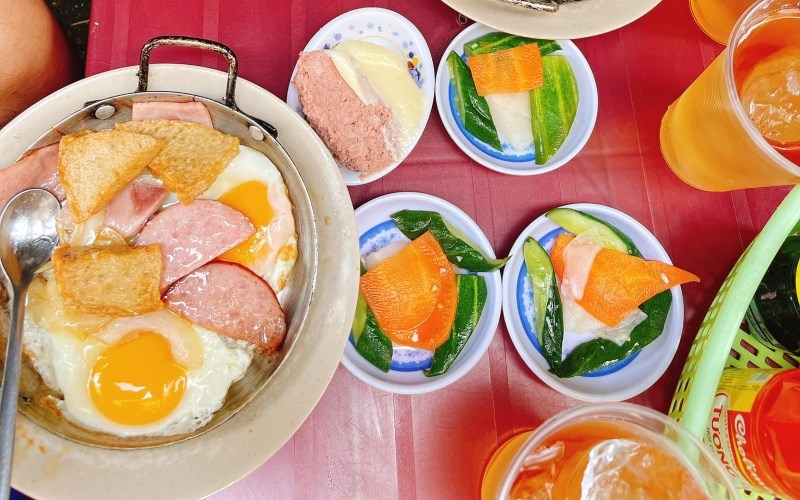 Món ăn tại Quán Bánh Mì Hoà Mã (1)