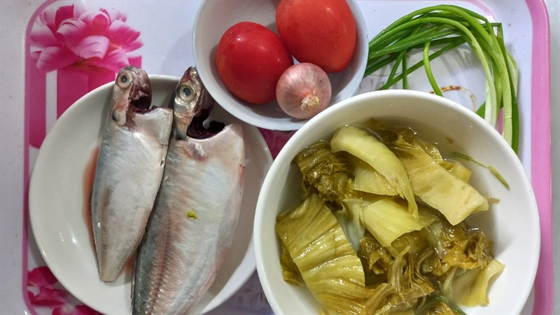Nguyên liệu chính làm canh cá bạc má nấu dưa chua và cà chua