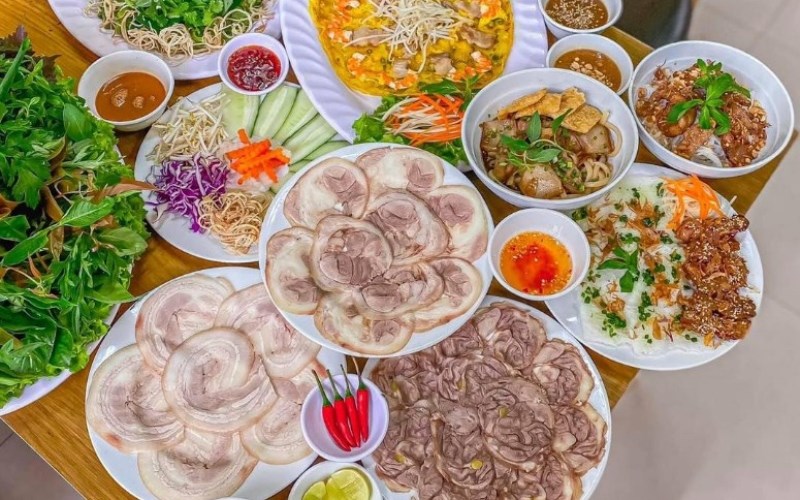 Món ăn tại Quán Bánh tráng cuốn thịt heo Tín 