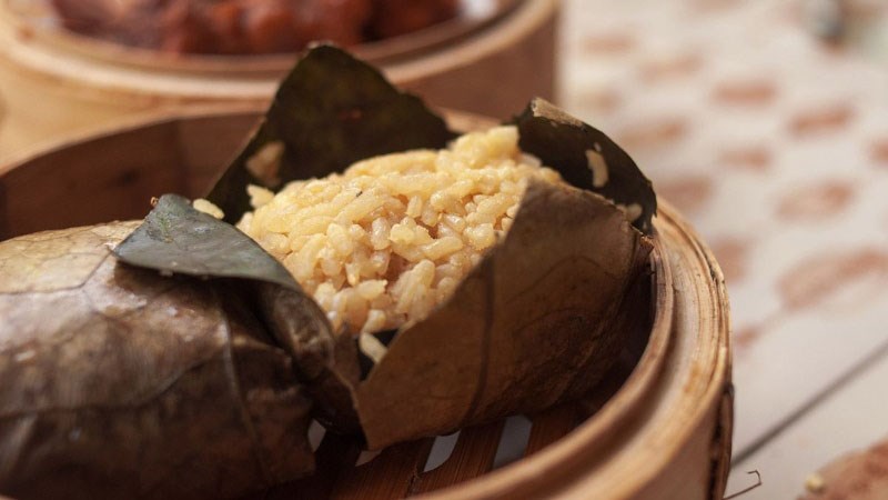 Xôi hấp lá sen