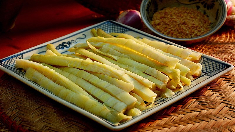 Ng&acirc;m măng qua với nước lọc rồi đem chế biến