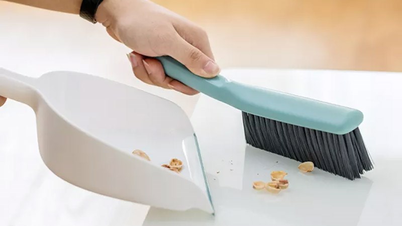 Dụng cụ quét vụn thức ăn